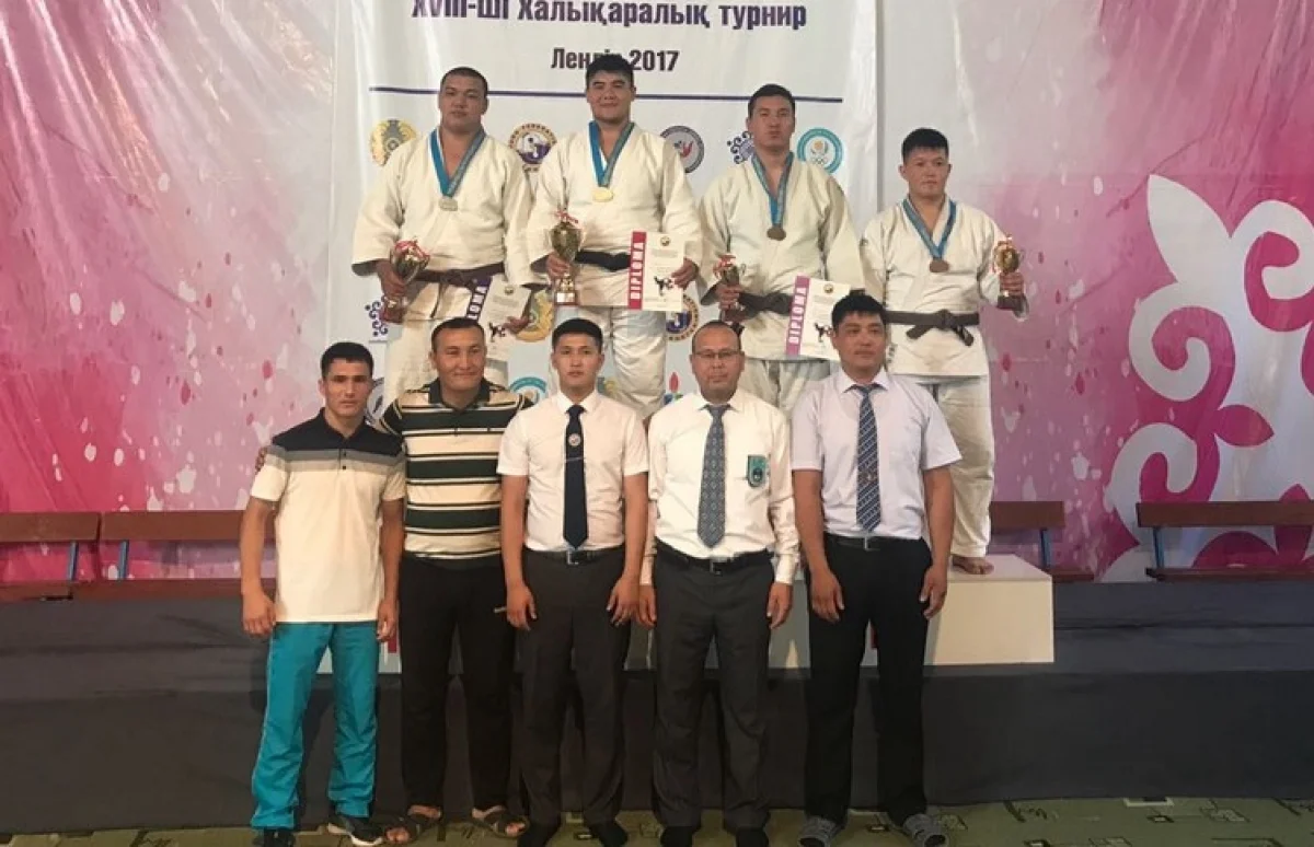 Мухамбет Зулкарнаев (третий слева) на пьедестале почета. Фото предоставил Ж.Кобланов