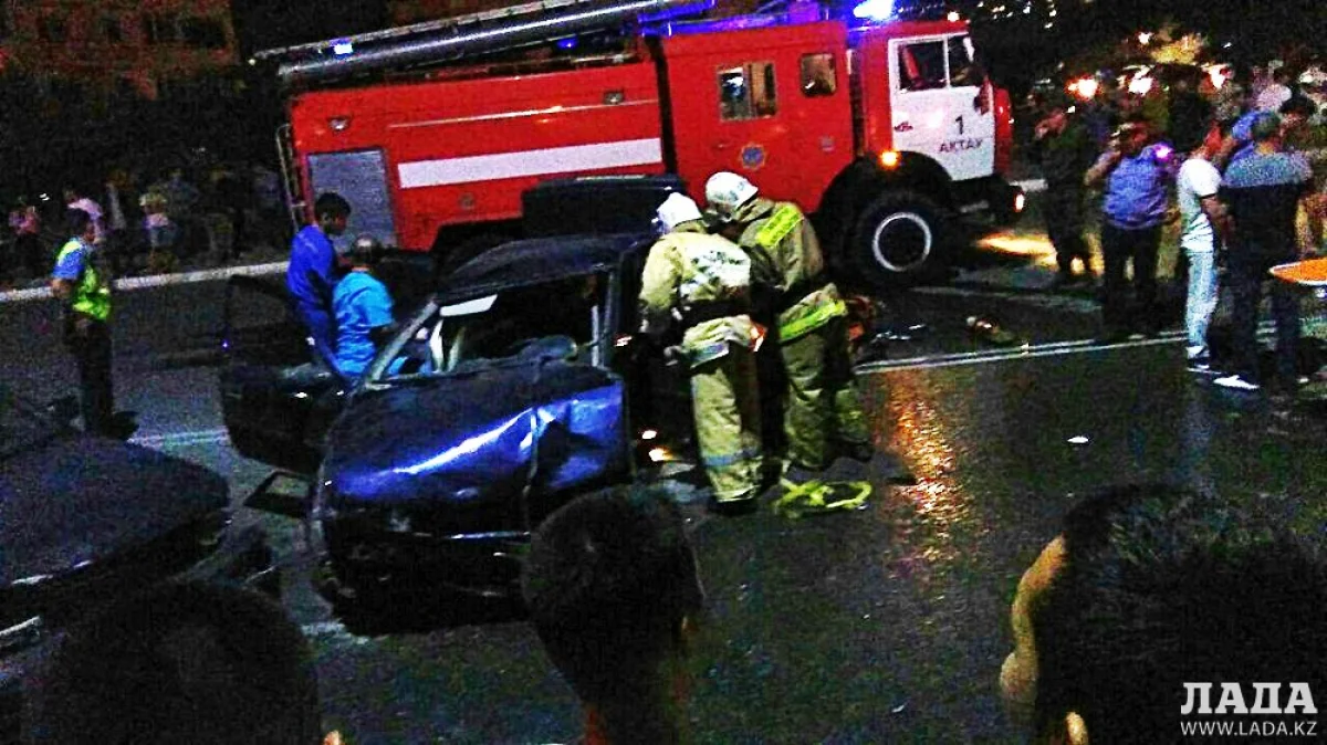 Пожарные помогают достать пострадавшего