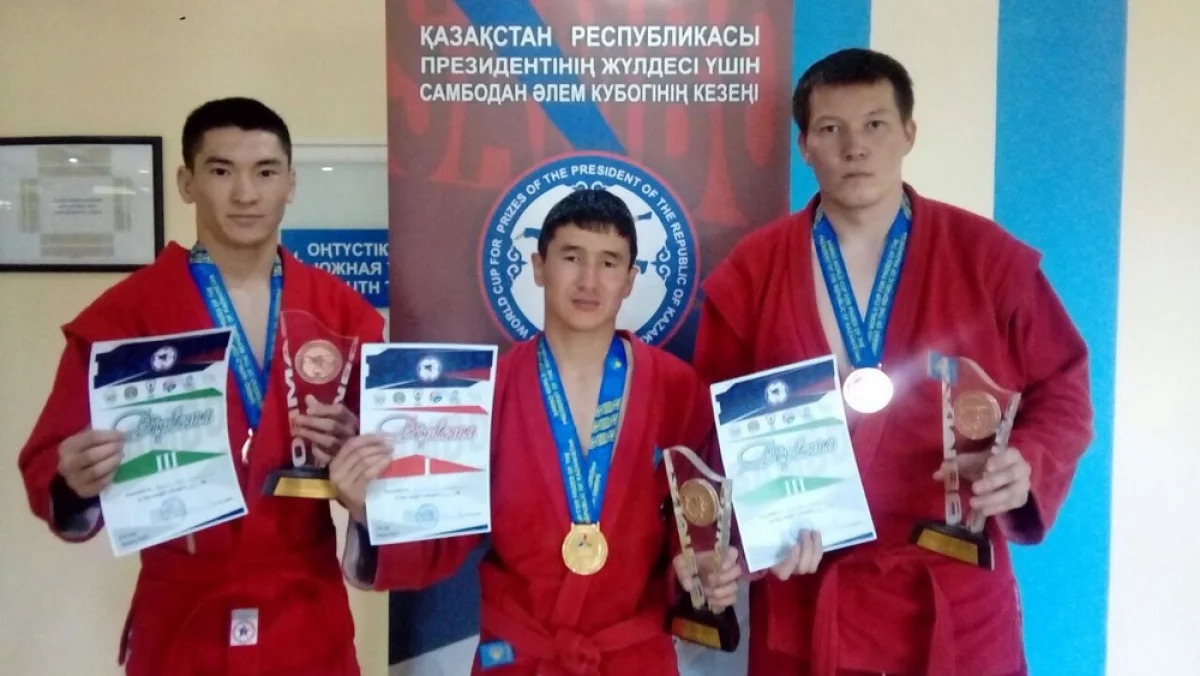 Чемпион и призеры Кубка мира после награждения. Фото предоставлено спортивной школой "Жас батыр"
