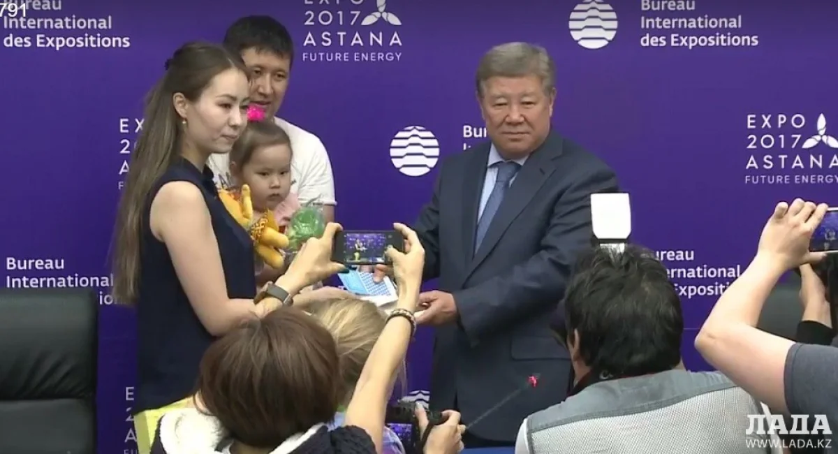 Награждение миллионного посетителя EXPO-2017. Скриншот с прямой трансляции награждения гостьи