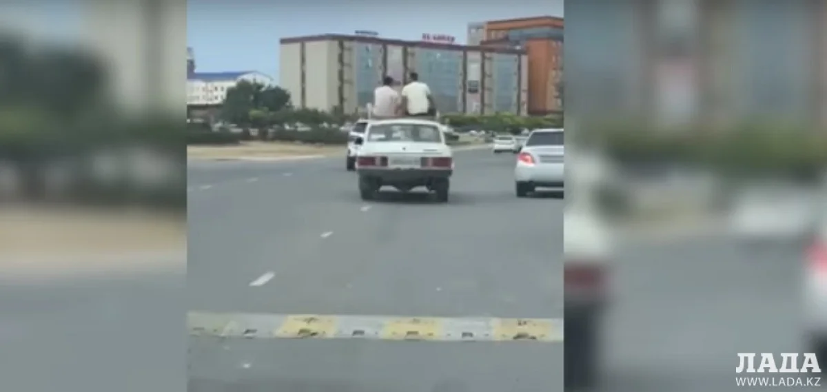 Перевозка пассажиров в Актау. Скриншот видео