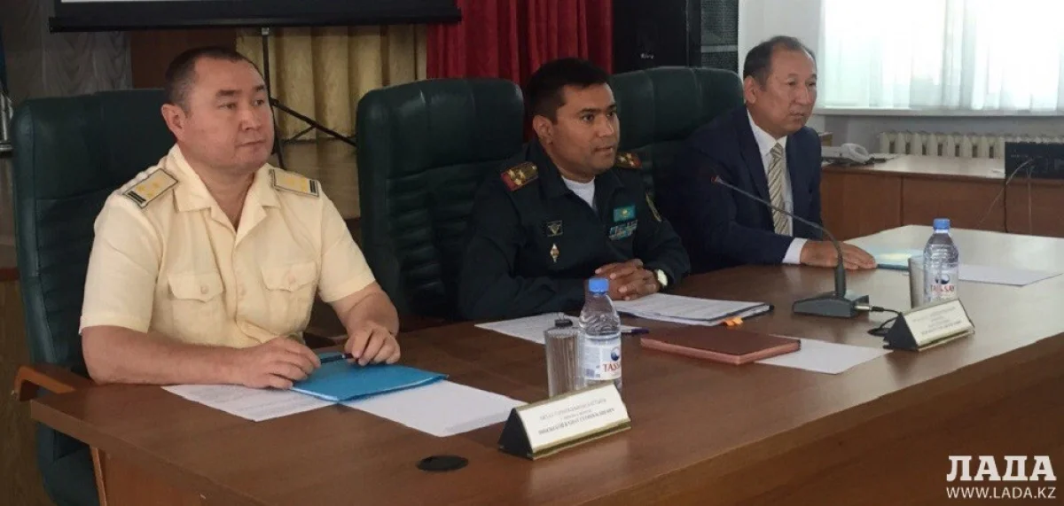Рустам Холжаев (на фото в центре) рассказал о военных правонарушениях в актауском гарнизоне