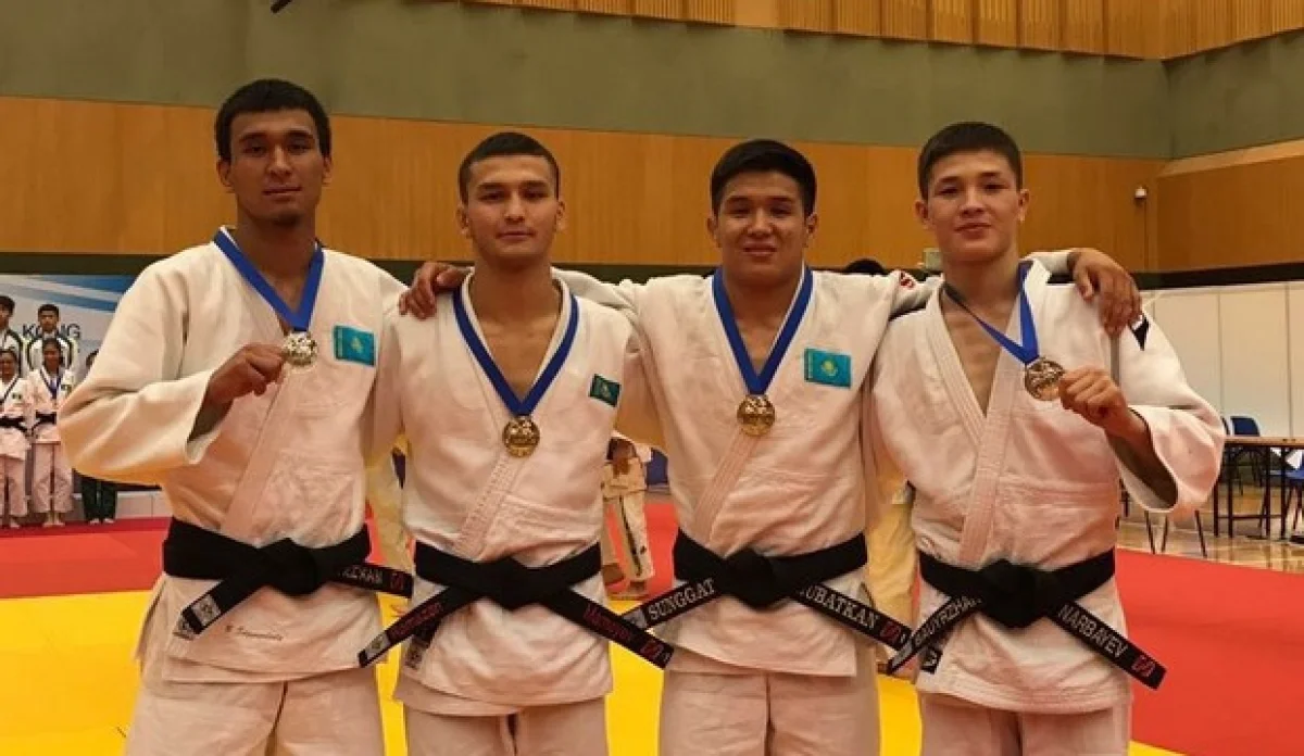 Чемпионы и серебряные призеры кубка Азии. Фото предоставлено школой «Жас батыр»