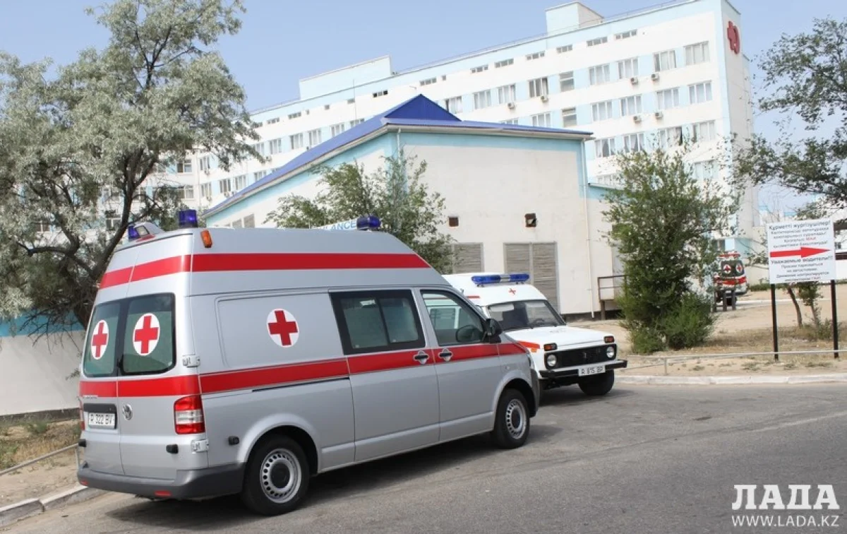 Карета Скорой помощи у здания МОБ. Фото автора