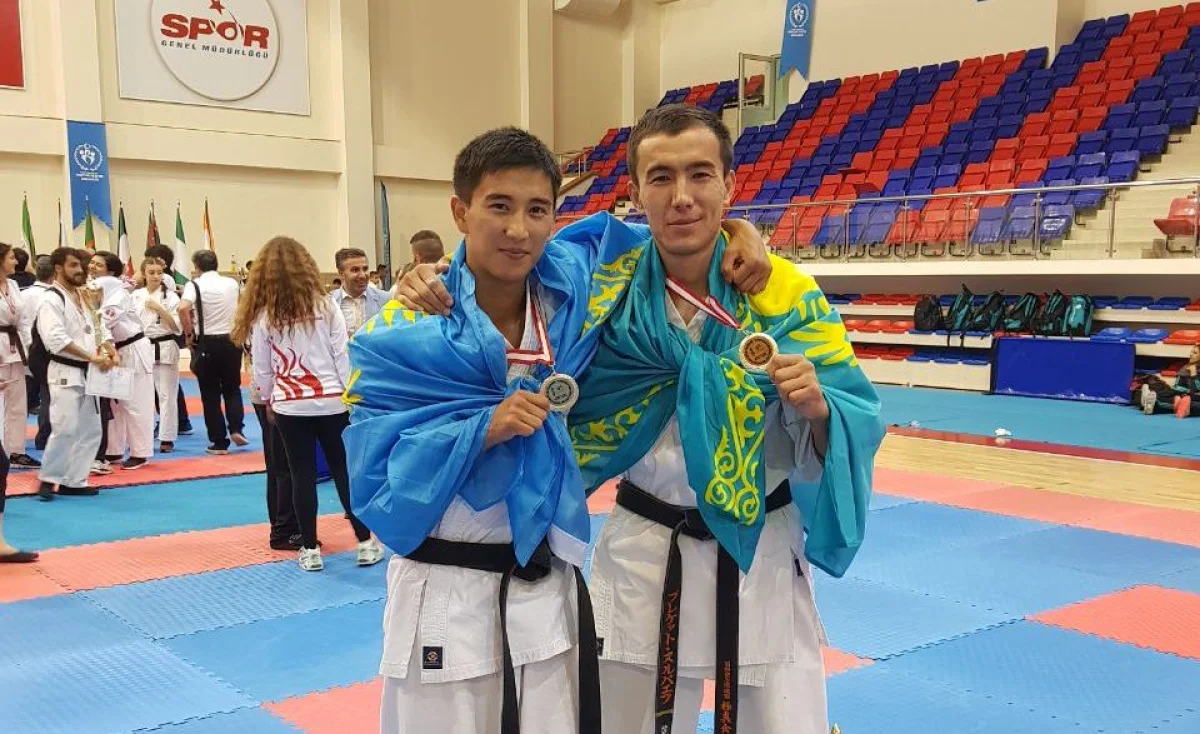 Азамат Жулдызбай (слева) и Берекет Нурбаев после награждения. Фото предоставлено организаторами поездки