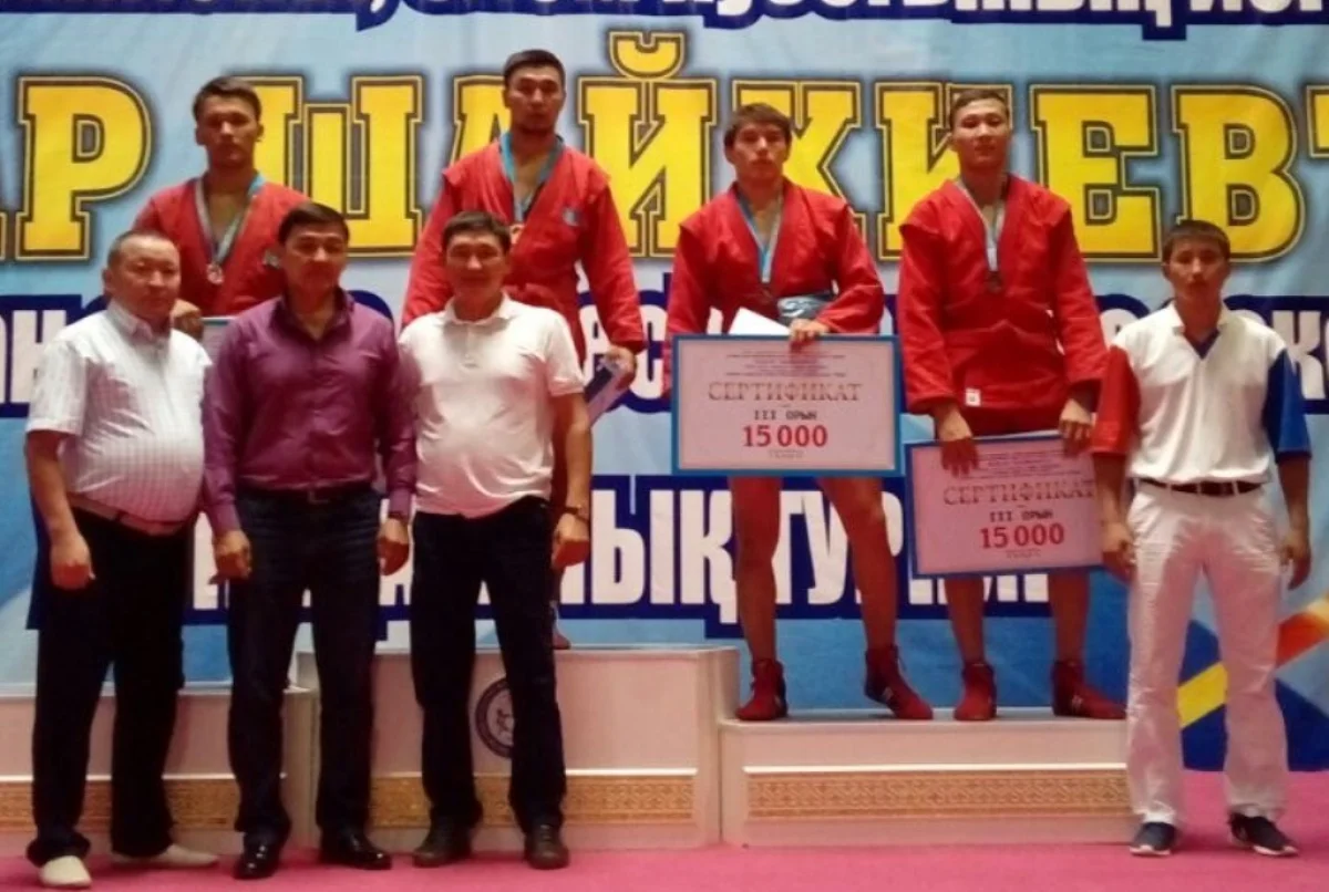 Победители и призеры турнира. Фото предоставлено школой «Жас батыр»