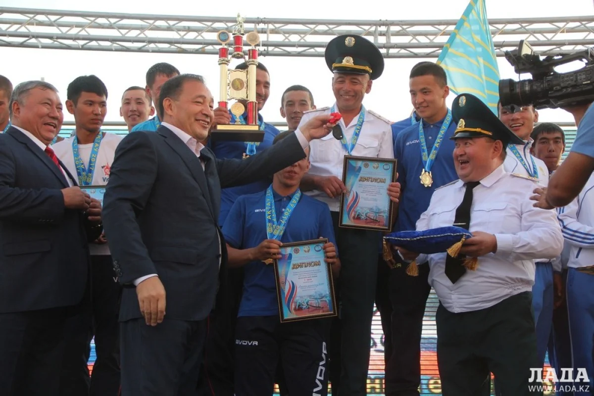 Ералы Тугжанов вручил ключи от автомобиля победителям чемпионата