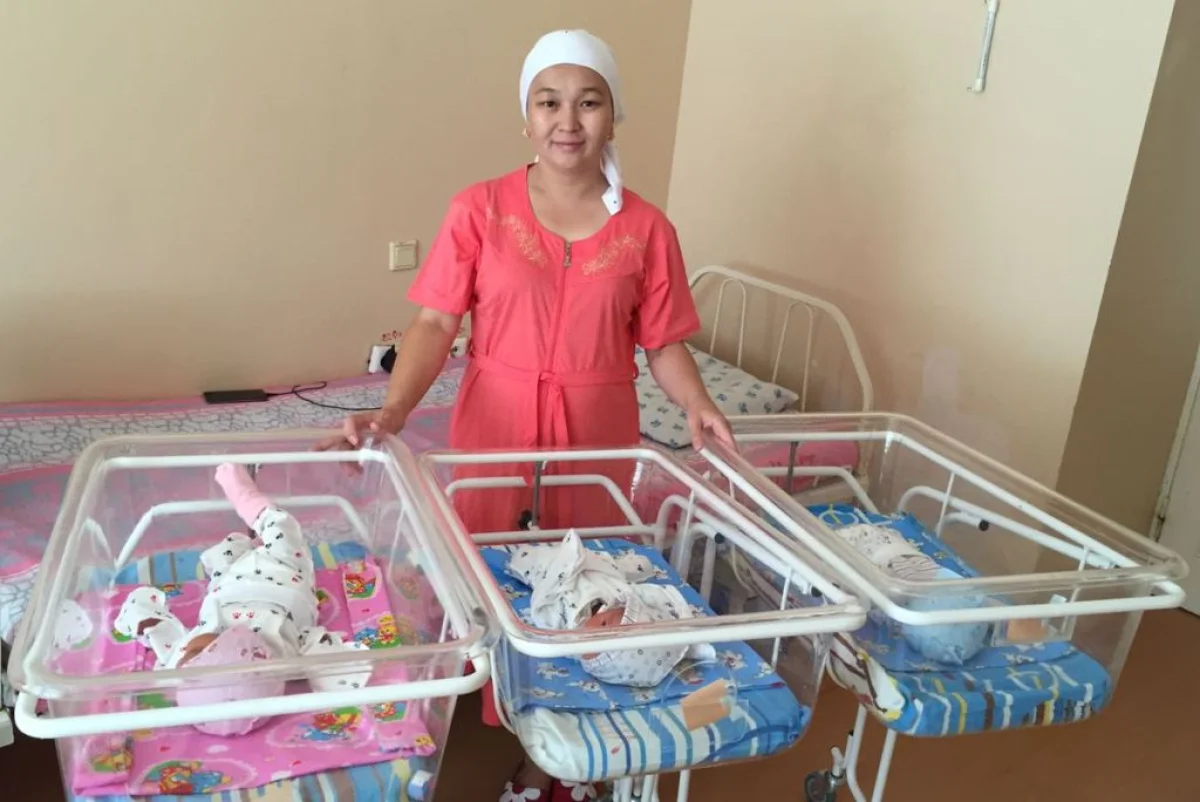 Джанылхан Айтуова с тройней. Фото предоставлено ОПЦ