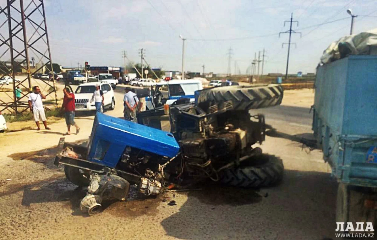 Перевернувшийся трактор. Фото очевидцев