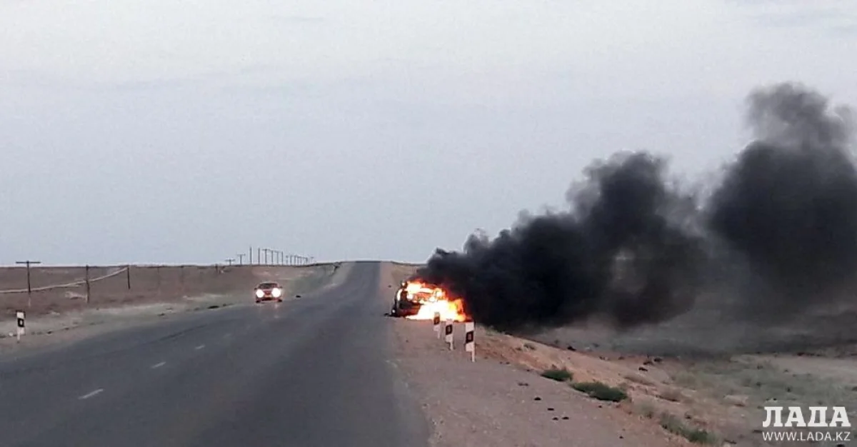 Полностью сгоревший легковой автомобиль. Фото очевидца