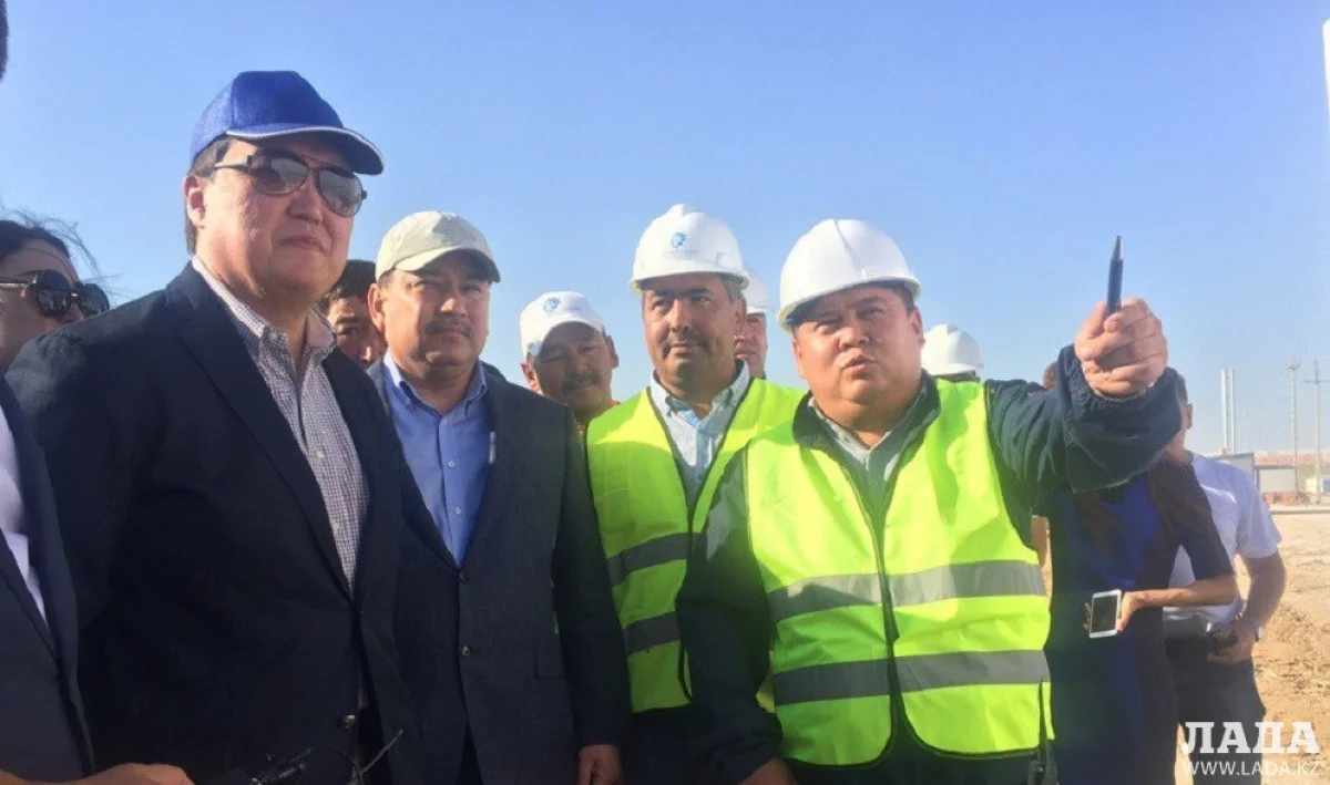 Аскар Мамин ознакомился с ходом строительства объектов в порту Курык