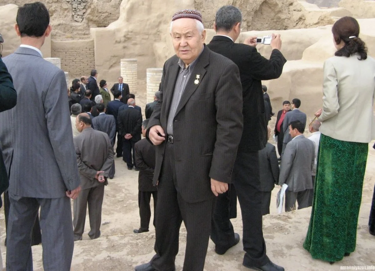 Курбан Аманниязов при посещении некрополей. Фото из интернета