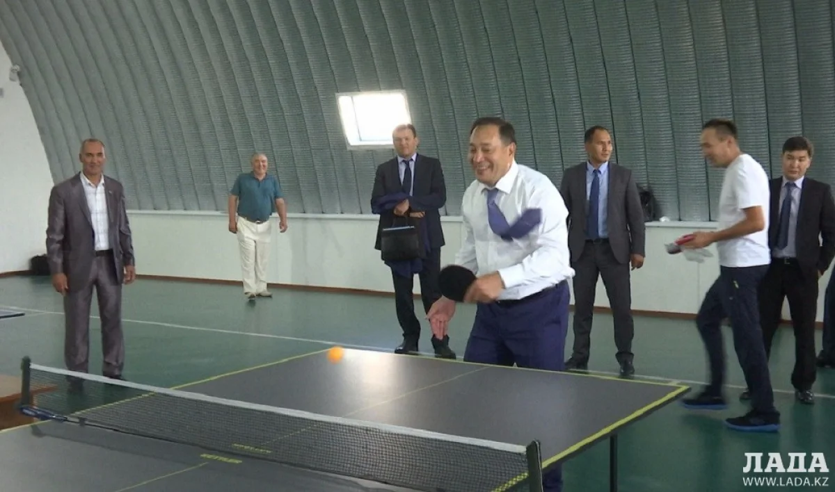 Ералы Тугжанов на соревнованиях по настольному теннису