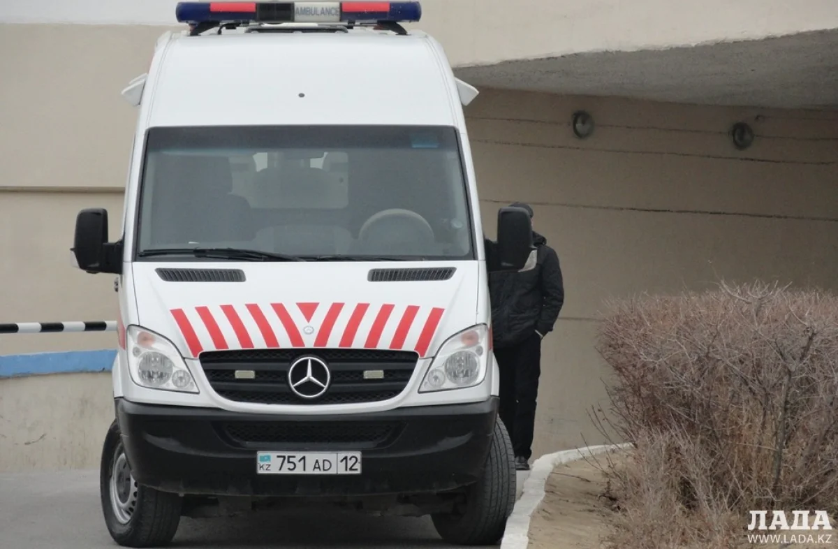 Скорая у приемного покоя МОБ. Фото автора из архива Lada.kz