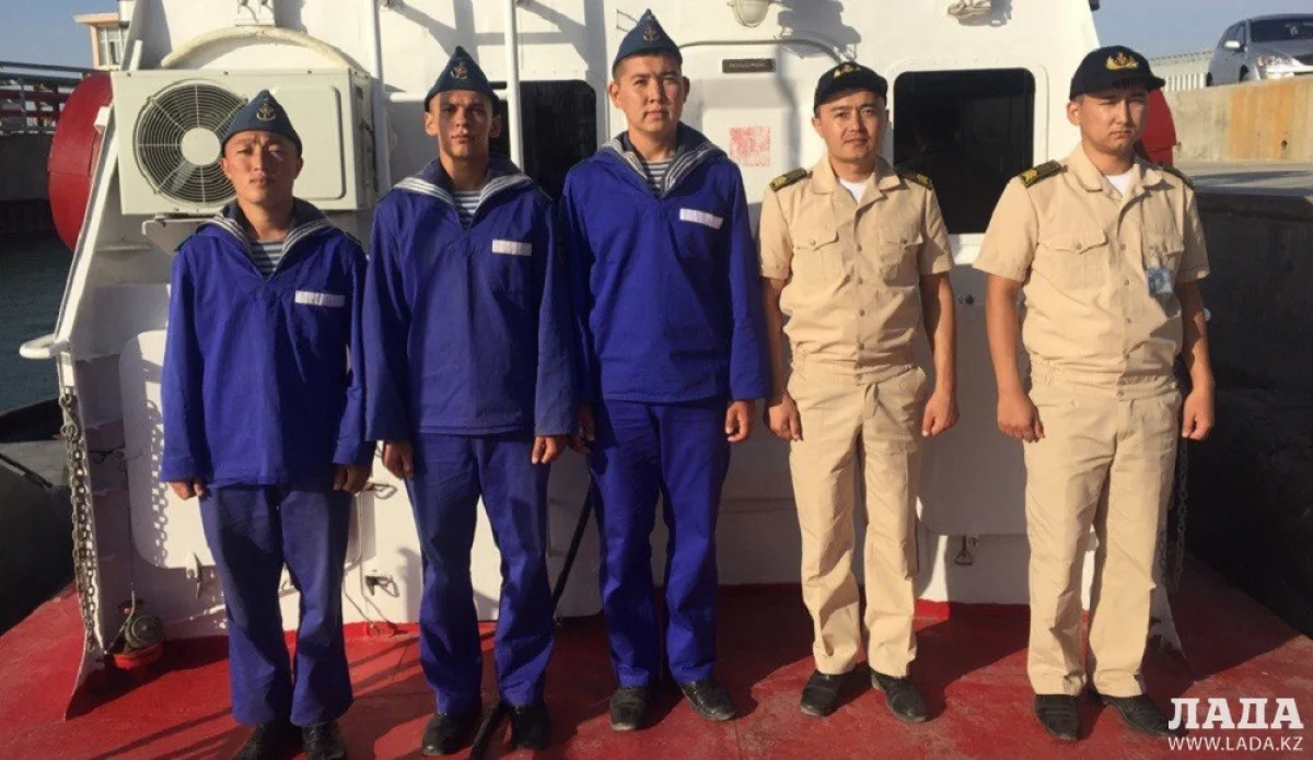 Экипаж пограничного катера, задержавший подозреваемых в браконьерстве