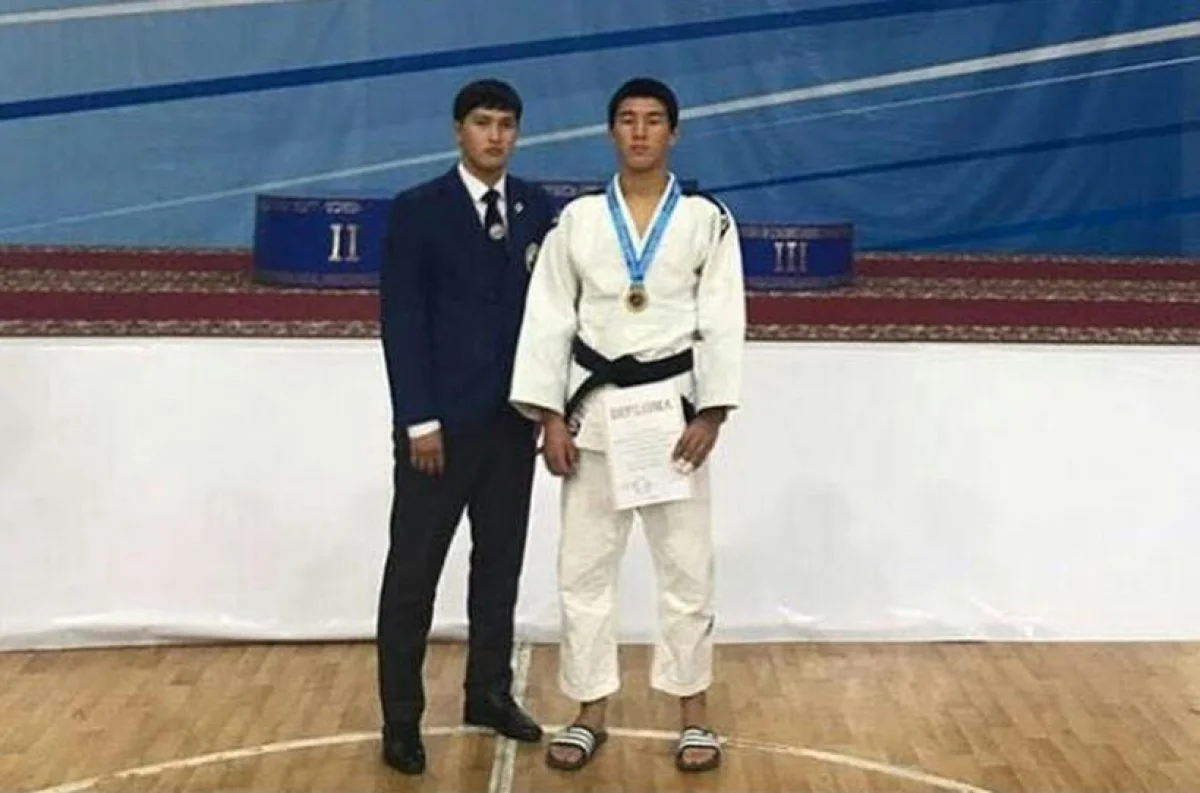 Нурбек Куанышулы - чемпион международного турнира со своим тренером Жомартом Коблановым. Фото предоставлено М.Бисекеновым