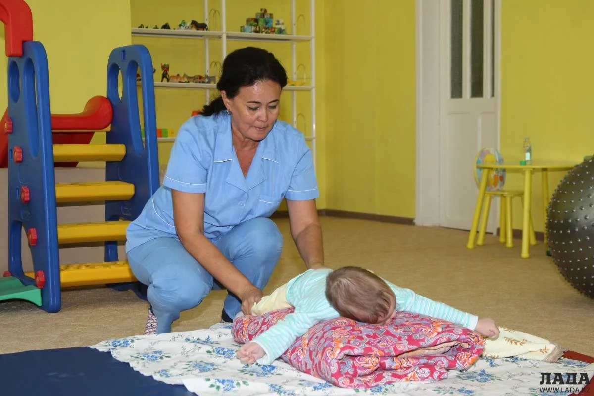 Сеанс массажа проводит Сандыгуль Жума. Фото Ольги Ярославской