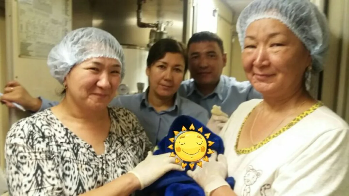 Врачи с новорожденным. Фото предоставлено проводниками поезда