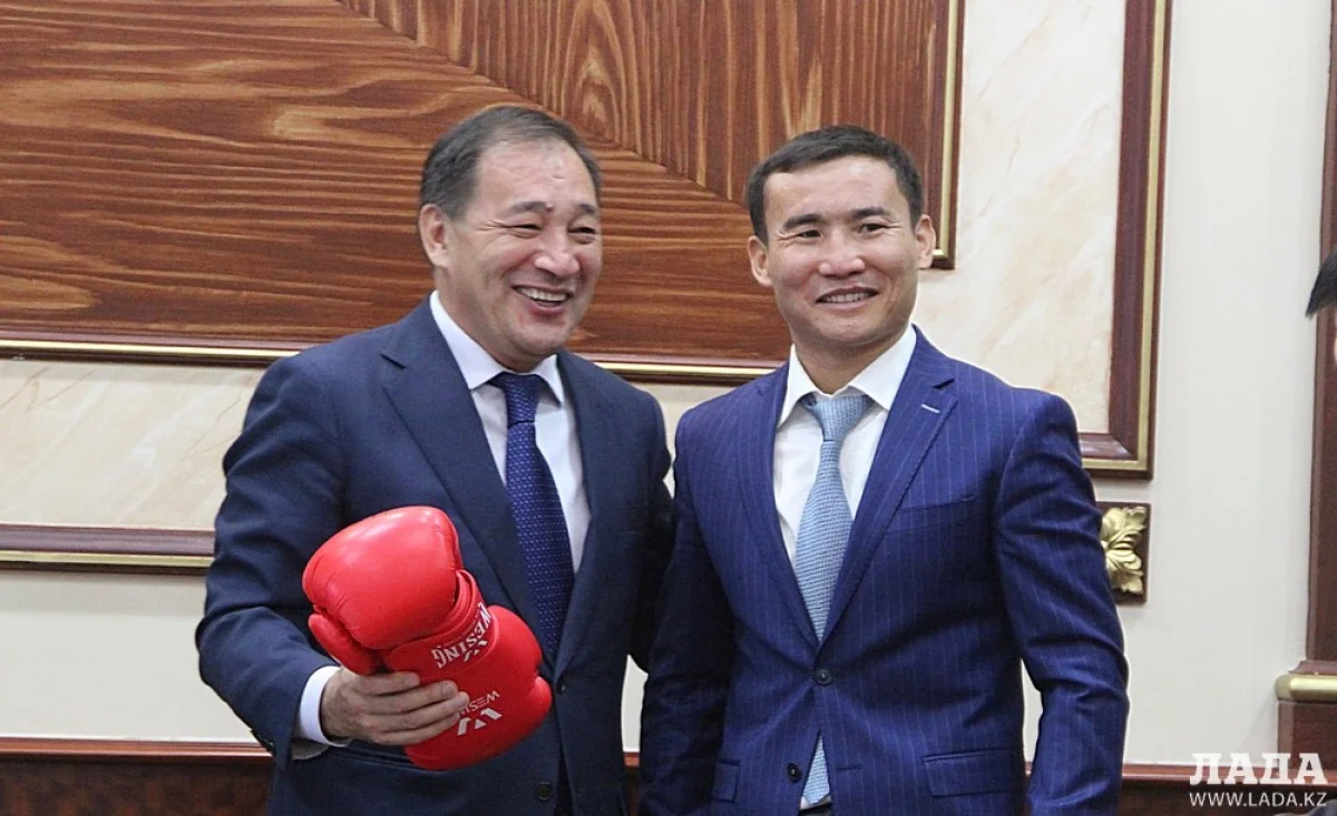 Аким области Ералы Тугжанов и профессиональный боксер Канат Ислам. Фото автора