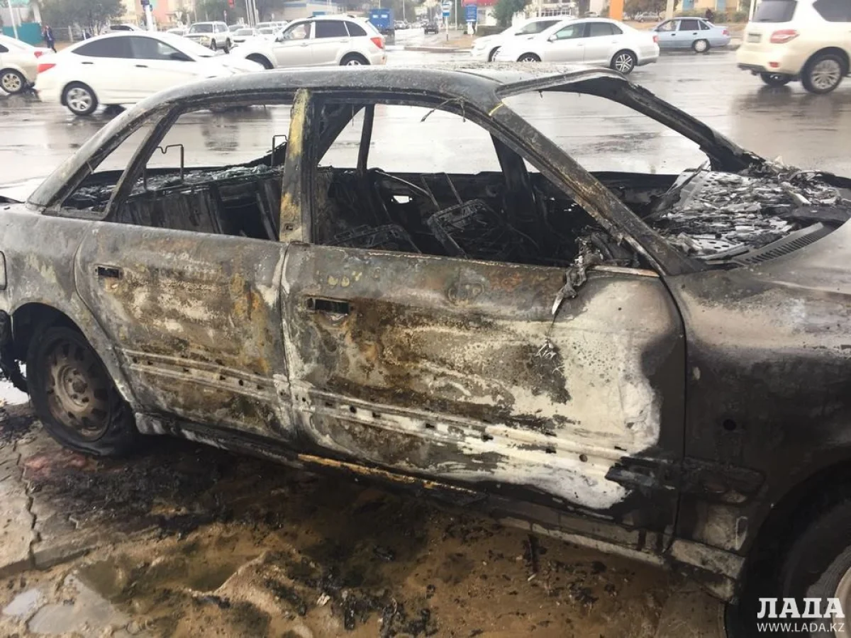 На месте происшествия. Фото предоставлено Нурсултаном Абдираш||news_pic_more|<!--TBegin--><a href="https://www.lada.kz/uploads/posts/2017-10/1508147027_02.jpg" onclick="return hs.expand(this)" ><img align="left" src="https://www.lada.kz/uploads/posts/2017-10/thumbs/1508147027_02.jpg" alt='В 29 микрорайоне Актау сгорел автомобиль' title='В 29 микрорайоне Актау сгорел автомобиль'  /></a><!--TEnd--><br /><!--TBegin--><a href="https://www.lada.kz/uploads/posts/2017-10/1508147062_01.jpg" onclick="return hs.expand(this)" ><img align="left" src="https://www.lada.kz/uploads/posts/2017-10/thumbs/1508147062_01.jpg" alt='В 29 микрорайоне Актау сгорел автомобиль' title='В 29 микрорайоне Актау сгорел автомобиль'  /></a><!--TEnd--><br /><!--TBegin--><a href="https://www.lada.kz/uploads/posts/2017-10/1508147006_05.jpg" onclick="return hs.expand(this)" ><img align="left" src="https://www.lada.kz/uploads/posts/2017-10/thumbs/1508147006_05.jpg" alt='В 29 микрорайоне Актау сгорел автомобиль' title='В 29 микрорайоне Актау сгорел автомобиль'  /></a><!--TEnd--><br /><!--TBegin--><a href="https://www.lada.kz/uploads/posts/2017-10/1508147016_06.jpg" onclick="return hs.expand(this)" ><img align="left" src="https://www.lada.kz/uploads/posts/2017-10/thumbs/1508147016_06.jpg" alt='В 29 микрорайоне Актау сгорел автомобиль' title='В 29 микрорайоне Актау сгорел автомобиль'  /></a><!--TEnd--><br />