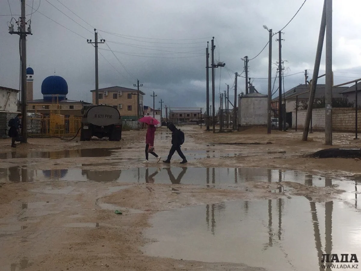 Дети пытаются дойти до школы. Фото автора