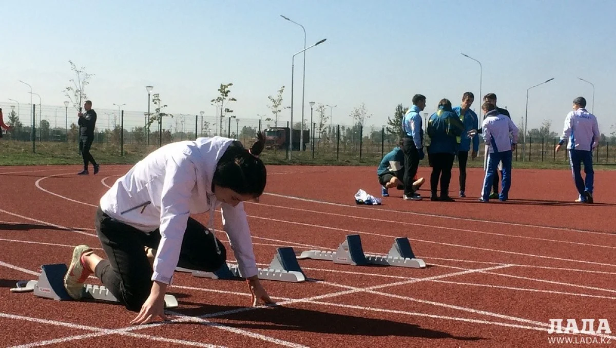 Мария Новосадова на разминке перед стартом на 100-метровку