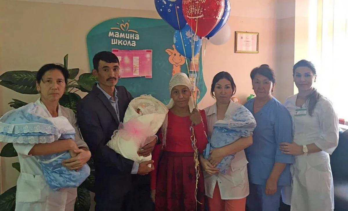 Родители новорожденных с медперсоналом. Фото предоставлено ОПЦ