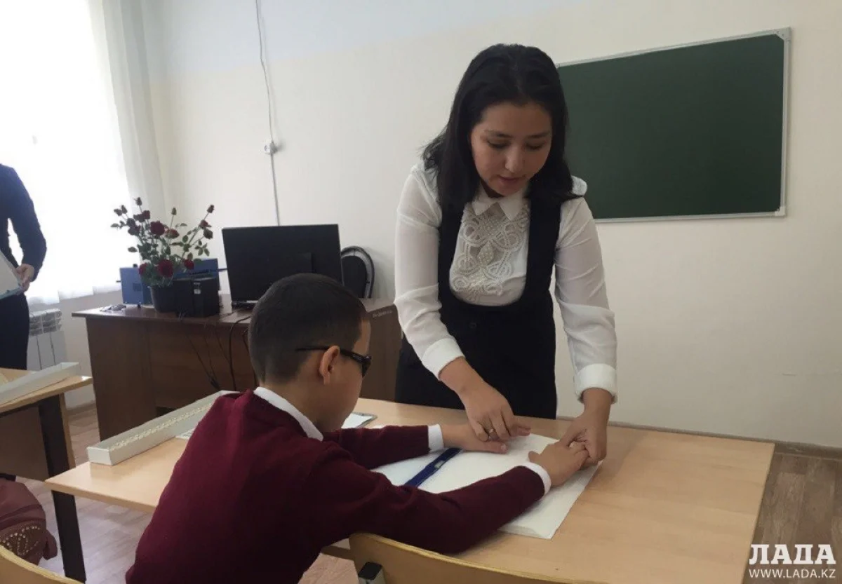 Тифлопедагог Амангуль Айса с учеником первого класса школы-интерната