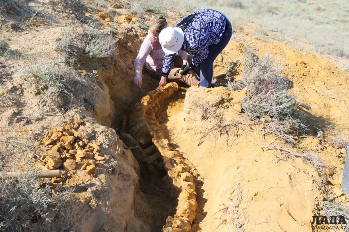 Специалисты музея на месте раскопок. Фото из архива Lada.kz