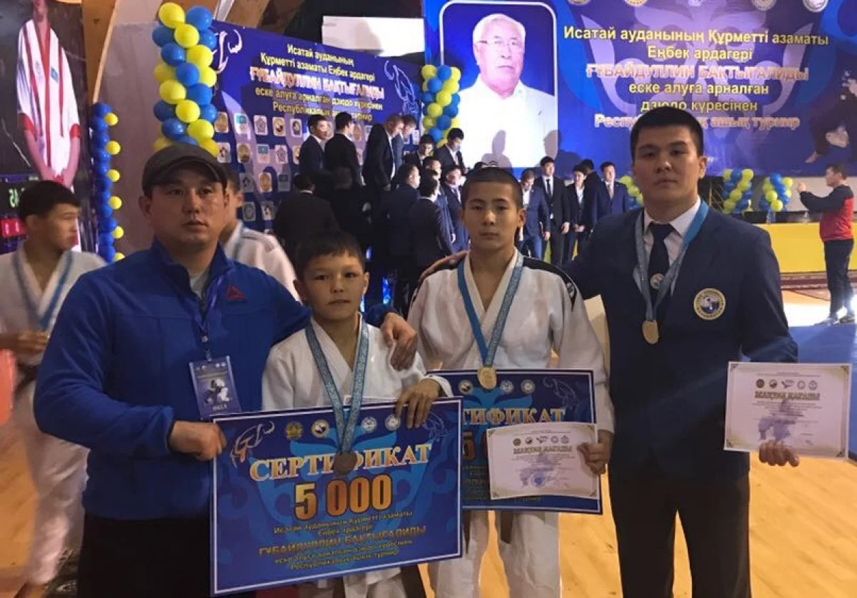 Чемпион и призер турнира. Фото предоставлено школой "Жас батыр"