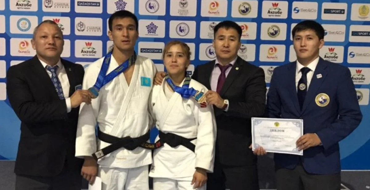 Победители с тренерами. Фото предоставлено школой "Жас батыр"