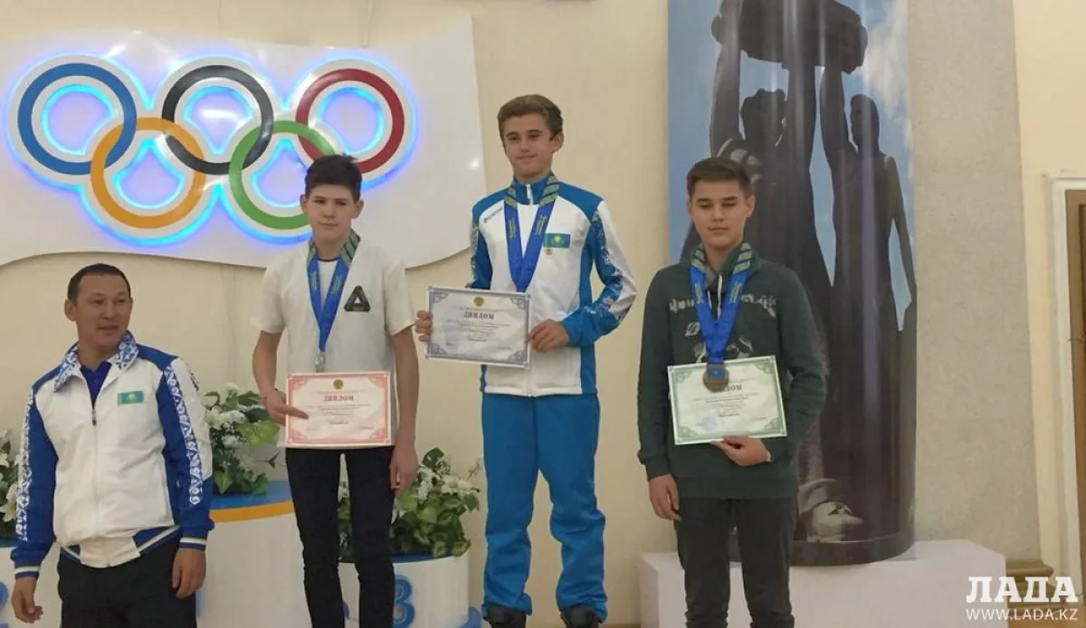 Артем Алексеев на первой ступени пьедестала, Ян Зутаев на третьем месте. Фото Александра Кабаргина