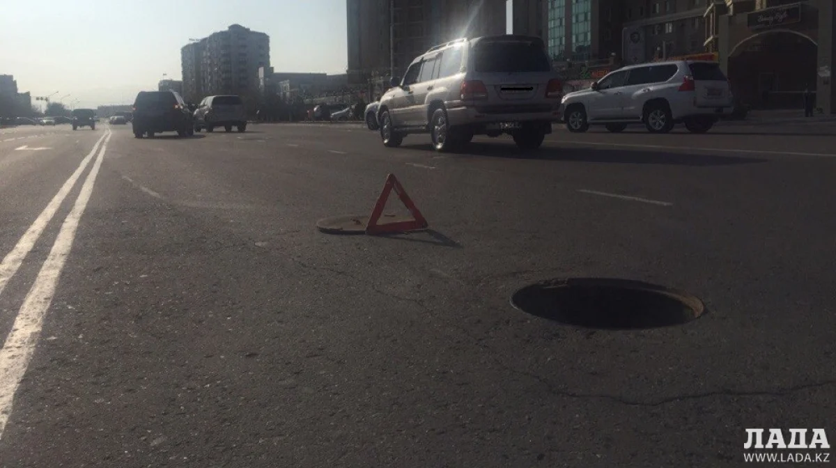 На месте происшествия. Фото автора||news_pic_more|<!--TBegin--><a href="https://www.lada.kz/uploads/posts/2017-11/1510818276_6lvb3k1_ply.jpg" onclick="return hs.expand(this)" ><img align="left" src="https://www.lada.kz/uploads/posts/2017-11/thumbs/1510818276_6lvb3k1_ply.jpg" alt='Судиться с коммунальными службами Актау из-за открытого люка намерен попавший в ДТП водитель' title='Судиться с коммунальными службами Актау из-за открытого люка намерен попавший в ДТП водитель'  /></a><!--TEnd--><br /><!--TBegin--><a href="https://www.lada.kz/uploads/posts/2017-11/1510818290_7kghueofuy8.jpg" onclick="return hs.expand(this)" ><img align="left" src="https://www.lada.kz/uploads/posts/2017-11/thumbs/1510818290_7kghueofuy8.jpg" alt='Судиться с коммунальными службами Актау из-за открытого люка намерен попавший в ДТП водитель' title='Судиться с коммунальными службами Актау из-за открытого люка намерен попавший в ДТП водитель'  /></a><!--TEnd--><br /><!--TBegin--><a href="https://www.lada.kz/uploads/posts/2017-11/1510818308_gii5d9knnrq.jpg" onclick="return hs.expand(this)" ><img align="left" src="https://www.lada.kz/uploads/posts/2017-11/thumbs/1510818308_gii5d9knnrq.jpg" alt='Судиться с коммунальными службами Актау из-за открытого люка намерен попавший в ДТП водитель' title='Судиться с коммунальными службами Актау из-за открытого люка намерен попавший в ДТП водитель'  /></a><!--TEnd--><br /><!--TBegin--><a href="https://www.lada.kz/uploads/posts/2017-11/1510818292_lktgcv0ig40.jpg" onclick="return hs.expand(this)" ><img align="left" src="https://www.lada.kz/uploads/posts/2017-11/thumbs/1510818292_lktgcv0ig40.jpg" alt='Судиться с коммунальными службами Актау из-за открытого люка намерен попавший в ДТП водитель' title='Судиться с коммунальными службами Актау из-за открытого люка намерен попавший в ДТП водитель'  /></a><!--TEnd-->