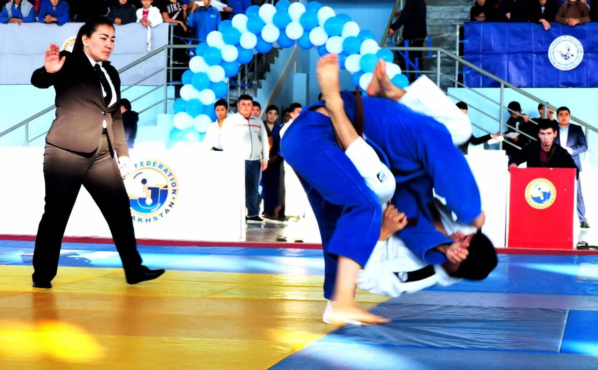 На ковре самые маленькие участники турнира. Фото Тамира Бероева