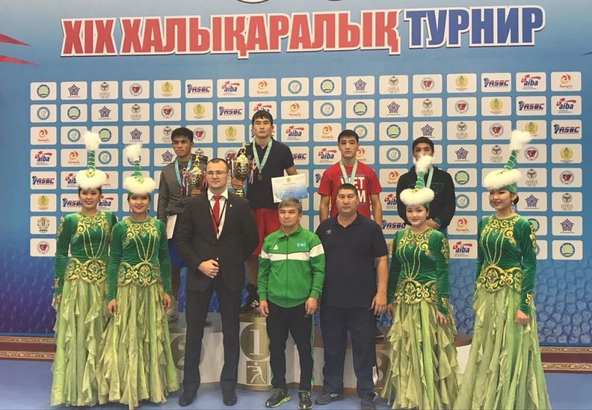 Награждение победителей. Фото предоставлено пресс-службой Федерации бокса Мангистауской области