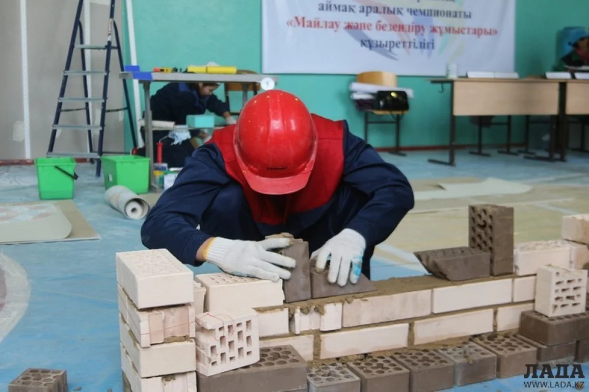 Кладка кирпича. Фото автора