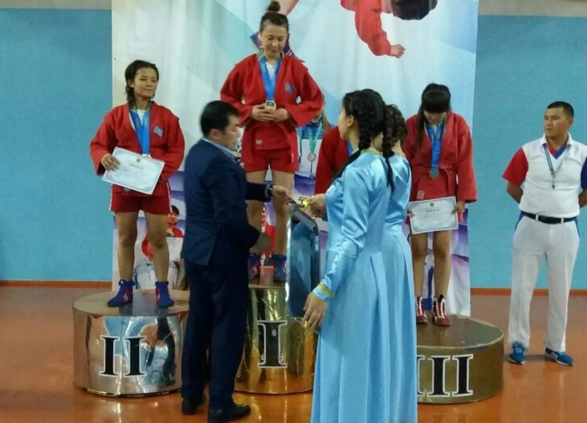 Балнур Аппазова на высшей ступени пьедестала. Фото предоставлено школой "Жас батыр"