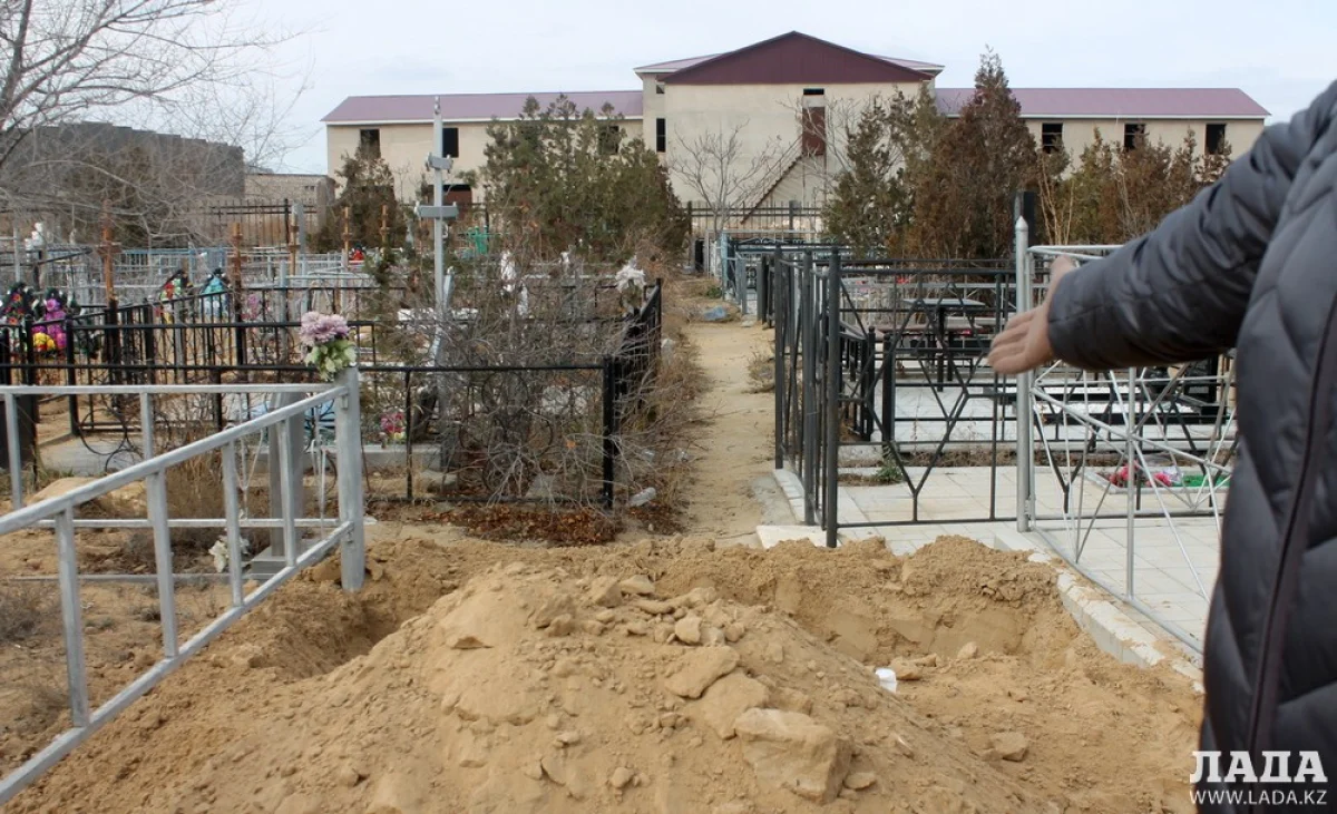 Перегородив проход, на этом месте вырыли новую могилу. Фото автора
