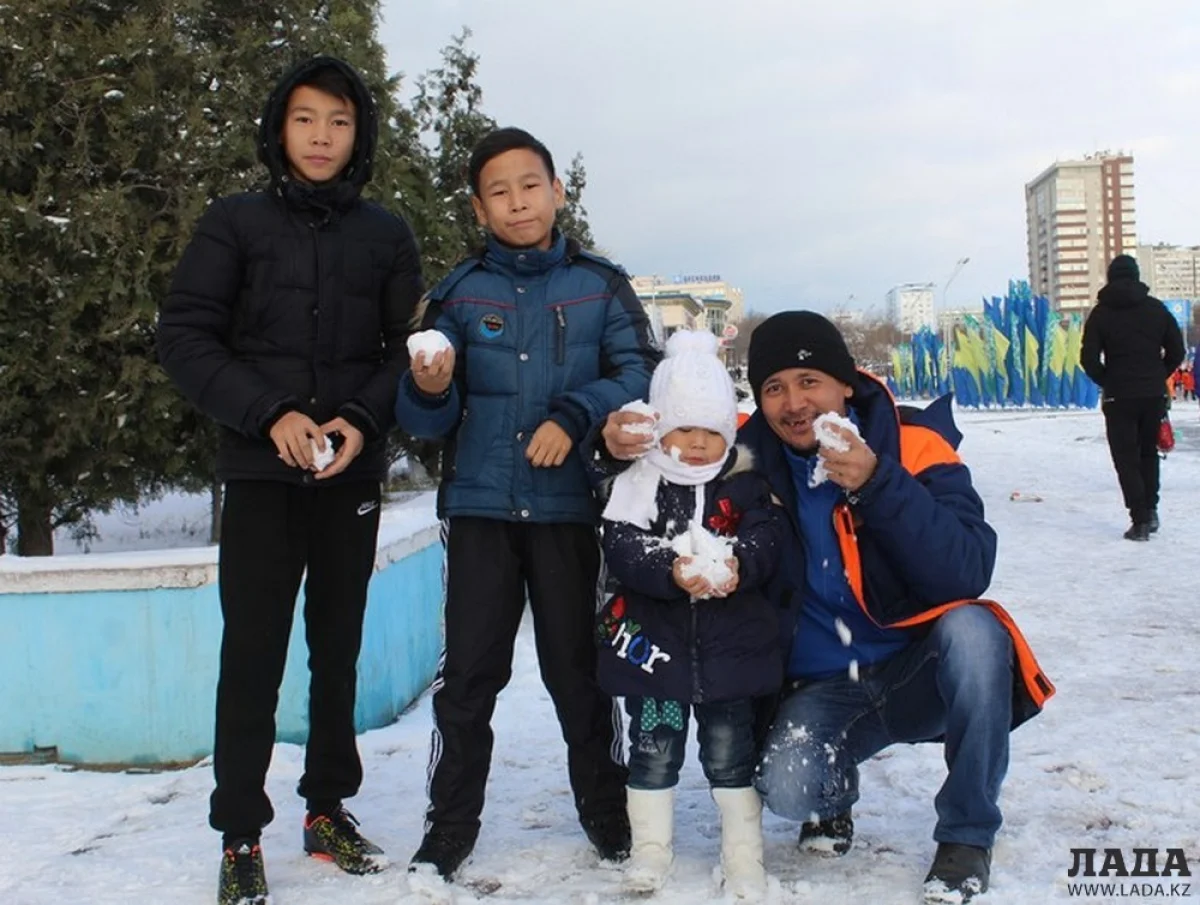 Горожане радуются снегу. Фото автора