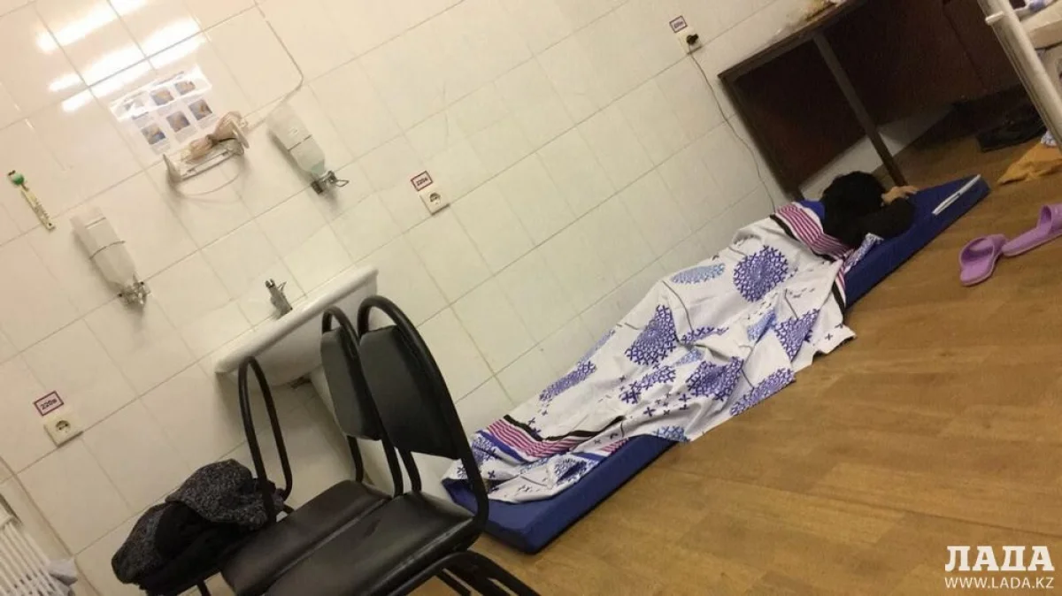 Женщины спят на полу