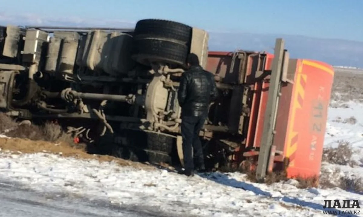 Перевернувшийся мусоровоз на выезде из полигона