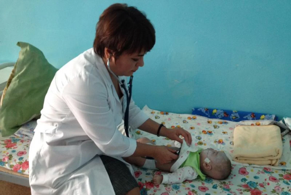 Мария Алдабергенова проводит обход. Фото предоставлено больницей