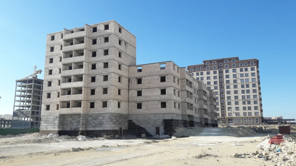 Незаконное строительсвто жилого дома в 16 микрорайоне. Фото предоставлено городским отделом архитектуры и градостроительства.