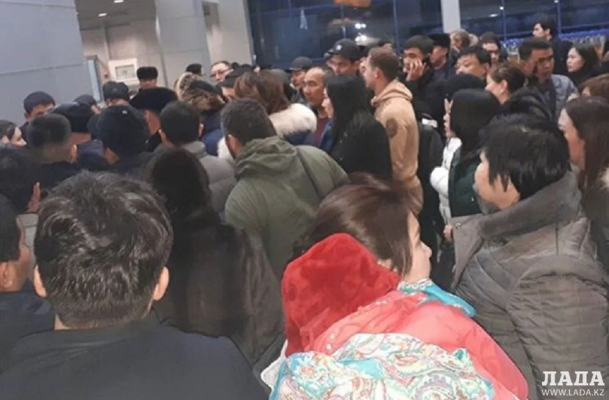 Пассажиры рейса в аэропорту Алматы