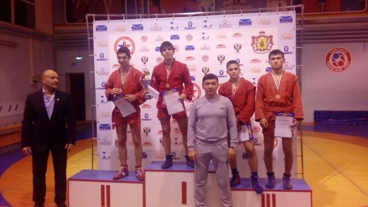 Даурен Тулегенов, бронзовый призер турнира (первый справа). Фото предоставлено спортшколой "Жас батыр"
