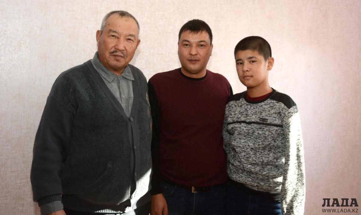 Балгынбек Бахтияр с родными. Фото пресс-службы акима Мангистауской области||news_pic_more|<!--TBegin--><a href="https://www.lada.kz/uploads/posts/2017-12/1514264242_111.jpg" onclick="return hs.expand(this)" ><img align="left" src="https://www.lada.kz/uploads/posts/2017-12/thumbs/1514264242_111.jpg" alt='Семье лишившегося обеих рук мальчика из Бейнеу вручили ключи от квартиры' title='Семье лишившегося обеих рук мальчика из Бейнеу вручили ключи от квартиры'  /></a><!--TEnd--><br /><!--TBegin--><a href="https://www.lada.kz/uploads/posts/2017-12/1514264280_333.jpg" onclick="return hs.expand(this)" ><img align="left" src="https://www.lada.kz/uploads/posts/2017-12/thumbs/1514264280_333.jpg" alt='Семье лишившегося обеих рук мальчика из Бейнеу вручили ключи от квартиры' title='Семье лишившегося обеих рук мальчика из Бейнеу вручили ключи от квартиры'  /></a><!--TEnd--><br /><!--TBegin--><a href="https://www.lada.kz/uploads/posts/2017-12/1514264236_444.jpg" onclick="return hs.expand(this)" ><img align="left" src="https://www.lada.kz/uploads/posts/2017-12/thumbs/1514264236_444.jpg" alt='Семье лишившегося обеих рук мальчика из Бейнеу вручили ключи от квартиры' title='Семье лишившегося обеих рук мальчика из Бейнеу вручили ключи от квартиры'  /></a><!--TEnd-->