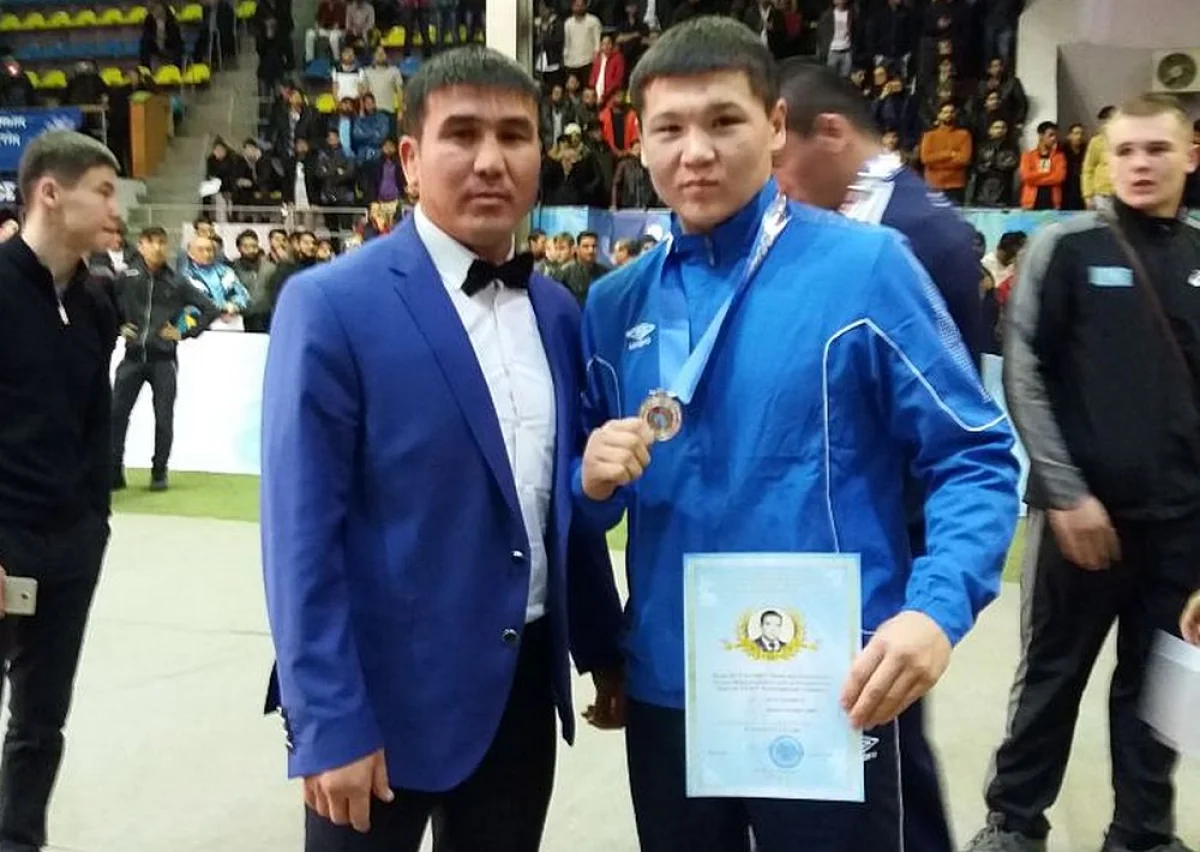 Боксер Нурлан Сабиров и судья из Актау Женис Динбаев. Фото предоставлено пресс-службой федерации бокса Мангистау