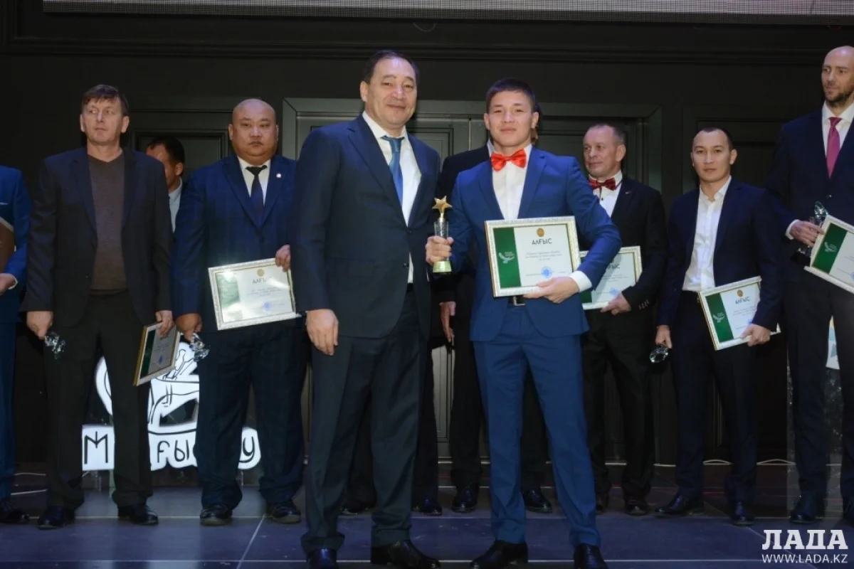 Награждение лучших спортсменов. Фото предоставлено пресс-службой акимата Мангистау