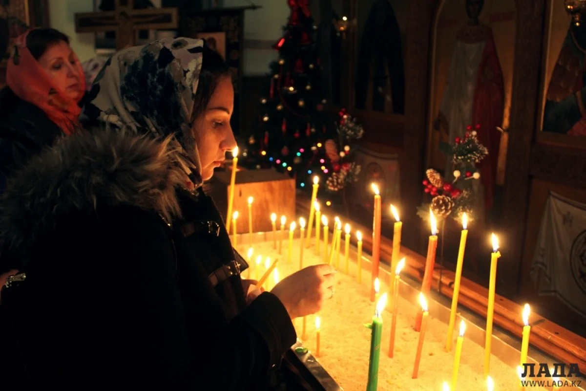 Прихожане ставят свечи. Фото автора