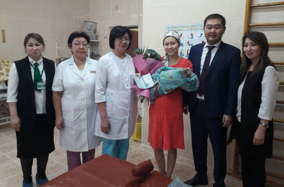 Вручение свидетельства о рождении. Фото предоставили в пресс-службе некоммерческого акционерного общества  «Правительство для граждан» Мангистауской области.